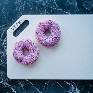 "BLANCHE" STONY SET Arctic ice premium stone-look hygienic cutting board by Stony — Foto